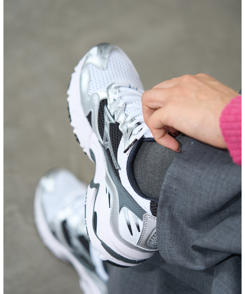 IENA（イエナ）の「MIZUNO/ミズノ WAVE RIDER 10 スニーカー D1GA2104/2431（スニーカー・レディース・ホワイト/ブラック・23.5cm/23cm/25cm/24.5cm/24cm）」の6枚目の写真