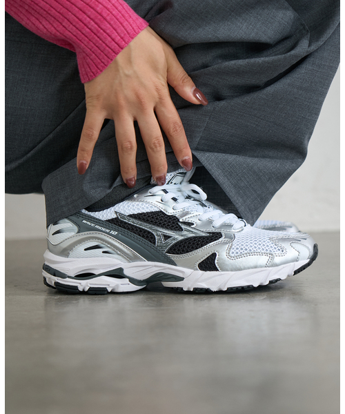 IENA（イエナ）の「MIZUNO/ミズノ WAVE RIDER 10 スニーカー D1GA2104/2431（スニーカー・レディース・ホワイト/ブラック・23.5cm/23cm/25cm/24.5cm/24cm）」の21枚目の写真