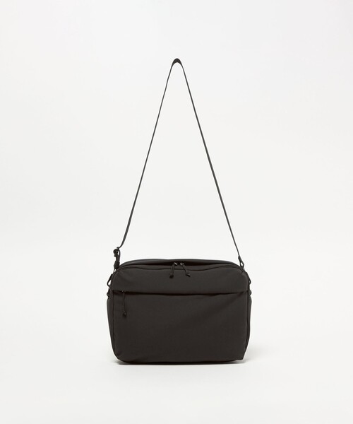 BEAUTY&YOUTH UNITED ARROWS（ビューティーアンドユースユナイテッドアローズ）の「【WEB限定】小松マテーレ キューブ ショルダー バッグ A4（ショルダーバッグ・メンズ・ブラック・FREE）」の2枚目の写真