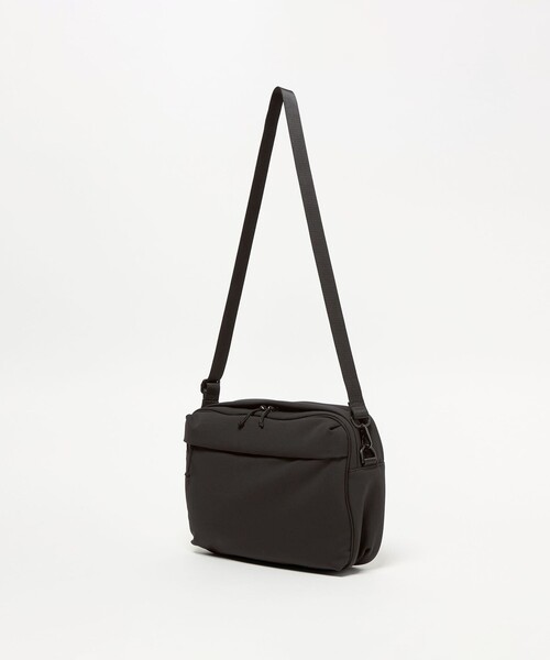 BEAUTY&YOUTH UNITED ARROWS（ビューティーアンドユースユナイテッドアローズ）の「【WEB限定】小松マテーレ キューブ ショルダー バッグ A4（ショルダーバッグ・メンズ・ブラック・FREE）」の5枚目の写真