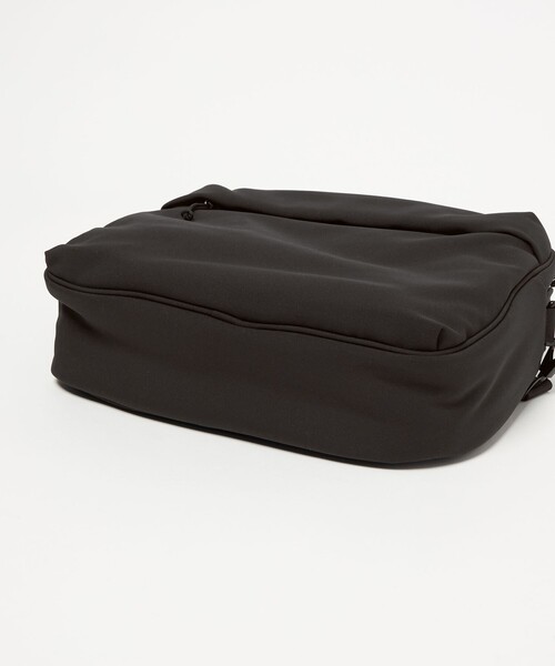 BEAUTY&YOUTH UNITED ARROWS（ビューティーアンドユースユナイテッドアローズ）の「【WEB限定】小松マテーレ キューブ ショルダー バッグ A4（ショルダーバッグ・メンズ・ブラック・FREE）」の7枚目の写真