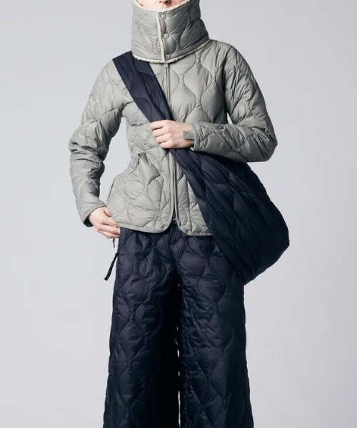 TAION（タイオン）の「MILITARY BANANA SLDR DOWN BAGL　BG02ALSML-1-L（ショルダーバッグ・メンズ・ブラック・FREE）」の6枚目の写真