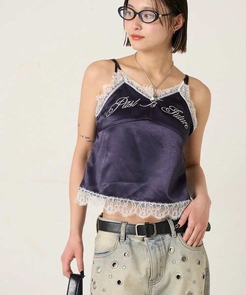WHO'S WHO gallery（フーズフーギャラリー）の「EMBROIDERED LOGO SATIN SLIP CAMI（キャミソール・レディース・ホワイト/ネイビー/グレー/ブラック・FREE）」の10枚目の写真