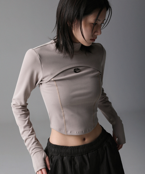 ZENDUST（ジェンダスト）の「Edge Crop Long Sleeve - 3COL（Tシャツ/カットソー・レディース・チャコール/モカ/ブラック・SMALL/MEDIUM）」の4枚目の写真