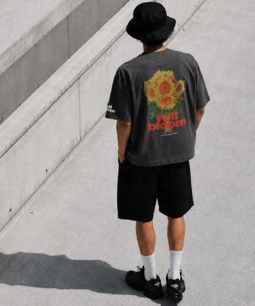 SUPERTHANKS（スーパーサンクス）の「【吸水速乾・接触冷感・抗菌防臭】バックプリントフラワーTシャツ[full bloom] Functional S/S T-shirt（Tシャツ/カットソー・メンズ・ブラック/チャコールグレー/ベージュ/ホワイト・L/M/S）」の4枚目の写真