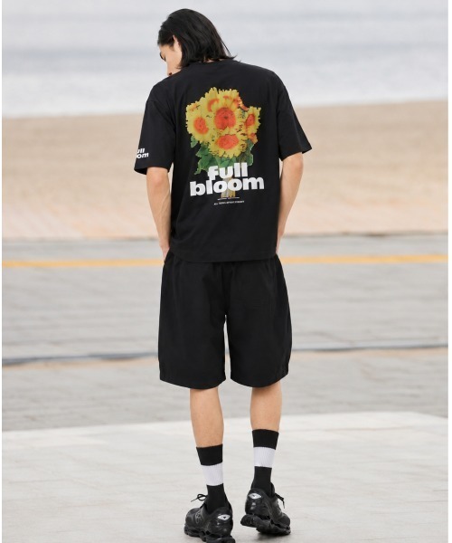 SUPERTHANKS（スーパーサンクス）の「【吸水速乾・接触冷感・抗菌防臭】バックプリントフラワーTシャツ[full bloom] Functional S/S T-shirt（Tシャツ/カットソー・メンズ・ブラック/チャコールグレー/ベージュ/ホワイト・L/M/S）」の3枚目の写真