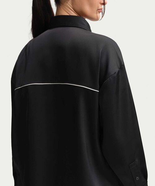 NIKE(ナイキ)の「ナイキ スポーツウェア ウィメンズ オーバーサイズド サテン ロングスリーブ トップス / Nike Sportswear Women's Oversized Satin Long-Sleeve Top IM0576-010 Black(シャツ/ブラウス・レディース・ブラック・L/M/S/XS/XL)」の16枚目の写真