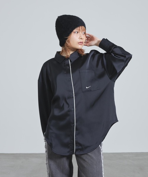 NIKE(ナイキ)の「ナイキ スポーツウェア ウィメンズ オーバーサイズド サテン ロングスリーブ トップス / Nike Sportswear Women's Oversized Satin Long-Sleeve Top IM0576-010 Black(シャツ/ブラウス・レディース・ブラック・L/M/S/XS/XL)」の3枚目の写真