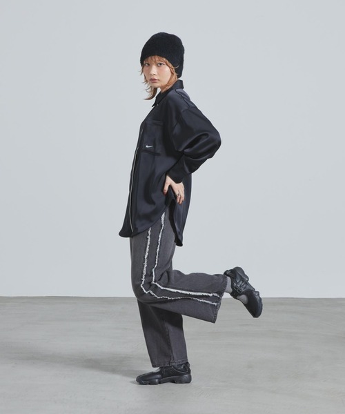 NIKE(ナイキ)の「ナイキ スポーツウェア ウィメンズ オーバーサイズド サテン ロングスリーブ トップス / Nike Sportswear Women's Oversized Satin Long-Sleeve Top IM0576-010 Black(シャツ/ブラウス・レディース・ブラック・L/M/S/XS/XL)」の7枚目の写真