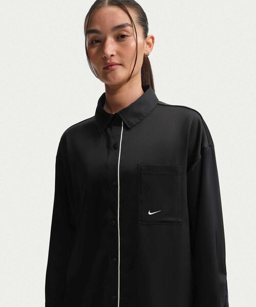 NIKE(ナイキ)の「ナイキ スポーツウェア ウィメンズ オーバーサイズド サテン ロングスリーブ トップス / Nike Sportswear Women's Oversized Satin Long-Sleeve Top IM0576-010 Black(シャツ/ブラウス・レディース・ブラック・L/M/S/XS/XL)」の15枚目の写真
