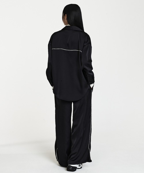 NIKE(ナイキ)の「ナイキ スポーツウェア ウィメンズ オーバーサイズド サテン ロングスリーブ トップス / Nike Sportswear Women's Oversized Satin Long-Sleeve Top IM0576-010 Black(シャツ/ブラウス・レディース・ブラック・L/M/S/XS/XL)」の13枚目の写真