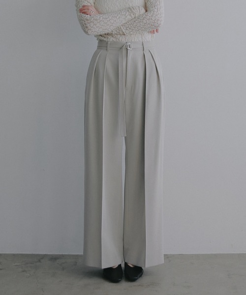 MANOF(マノフ)の「BELTED IN-TUCK WIDE PANTS(その他パンツ・レディース・ベージュ/ネイビー・M/S)」の2枚目の写真