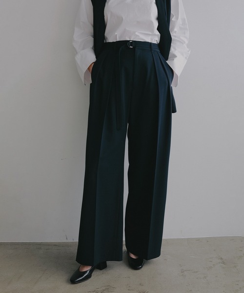 MANOF(マノフ)の「BELTED IN-TUCK WIDE PANTS(その他パンツ・レディース・ベージュ/ネイビー・M/S)」の1枚目の写真