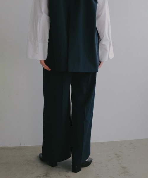 MANOF(マノフ)の「BELTED IN-TUCK WIDE PANTS(その他パンツ・レディース・ベージュ/ネイビー・M/S)」の5枚目の写真