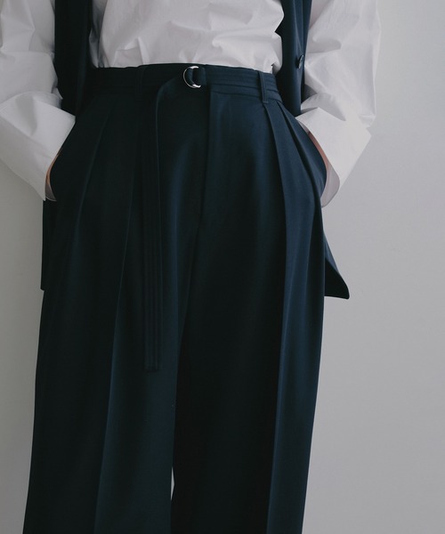 MANOF(マノフ)の「BELTED IN-TUCK WIDE PANTS(その他パンツ・レディース・ベージュ/ネイビー・M/S)」の6枚目の写真