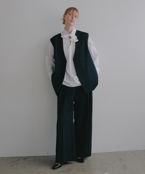 MANOF(マノフ)の「BELTED IN-TUCK WIDE PANTS(その他パンツ・レディース・ベージュ/ネイビー・M/S)」の3枚目の写真