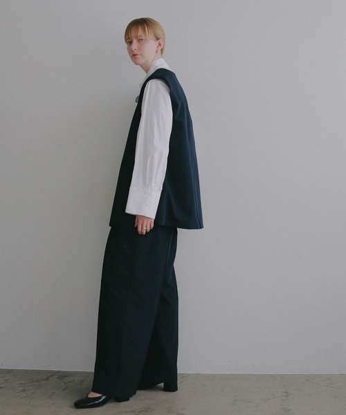 MANOF(マノフ)の「BELTED IN-TUCK WIDE PANTS(その他パンツ・レディース・ベージュ/ネイビー・M/S)」の4枚目の写真
