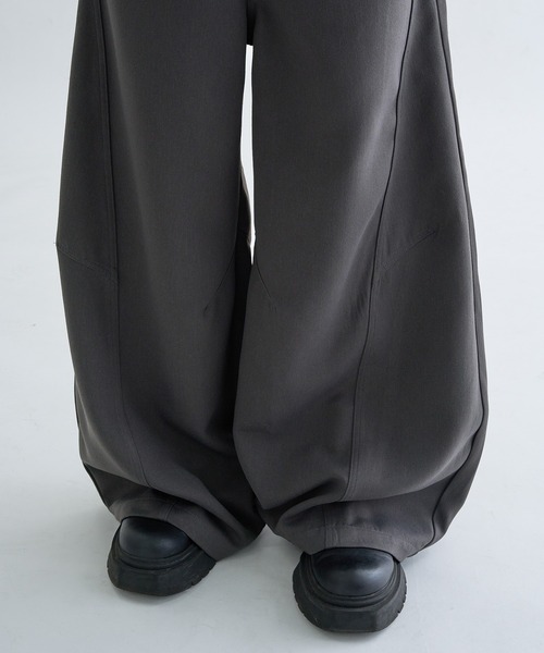 EPNK（イーピーエヌケー）の「Seamcurve slacks / シームカーブスラックス（スラックス・メンズ・チャコールグレー/ブラック・MEDIUM/LARGE/SMALL）」の15枚目の写真