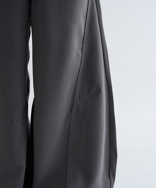 EPNK（イーピーエヌケー）の「Seamcurve slacks / シームカーブスラックス（スラックス・メンズ・チャコールグレー/ブラック・MEDIUM/LARGE/SMALL）」の16枚目の写真
