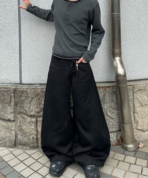 EPNK（イーピーエヌケー）の「Seamcurve slacks / シームカーブスラックス（スラックス・メンズ・チャコールグレー/ブラック・MEDIUM/LARGE/SMALL）」の17枚目の写真