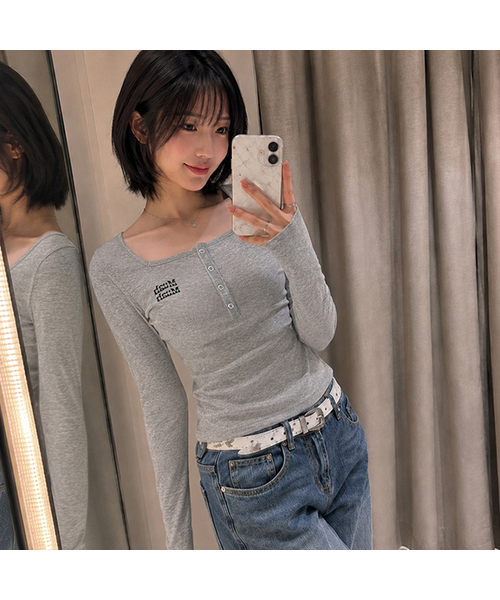 muahmuah（ムーアムーア）の「スクエアヘンリーネックスティッチTシャツ[10色]（Tシャツ/カットソー・レディース・ブラック/アイボリー/オートミール/ネイビー/レッド/カーキ/チャコール/ライトカーキ/ブラウン/グレー・FREE）」の3枚目の写真