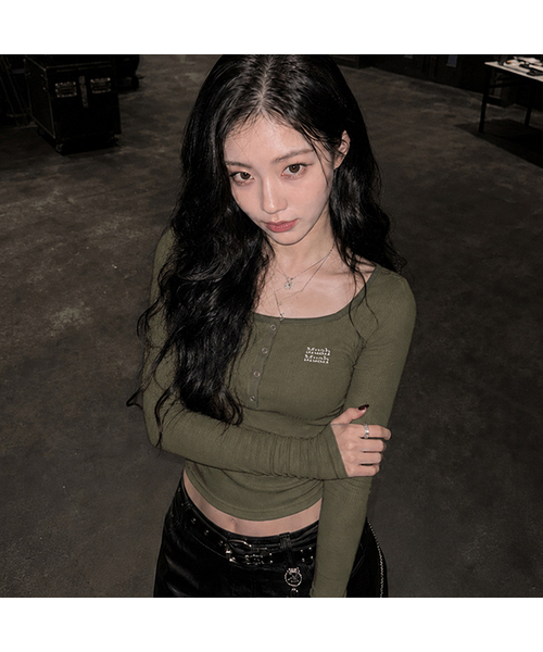 muahmuah（ムーアムーア）の「スクエアヘンリーネックスティッチTシャツ[10色]（Tシャツ/カットソー・レディース・ブラック/アイボリー/オートミール/ネイビー/レッド/カーキ/チャコール/ライトカーキ/ブラウン/グレー・FREE）」の7枚目の写真