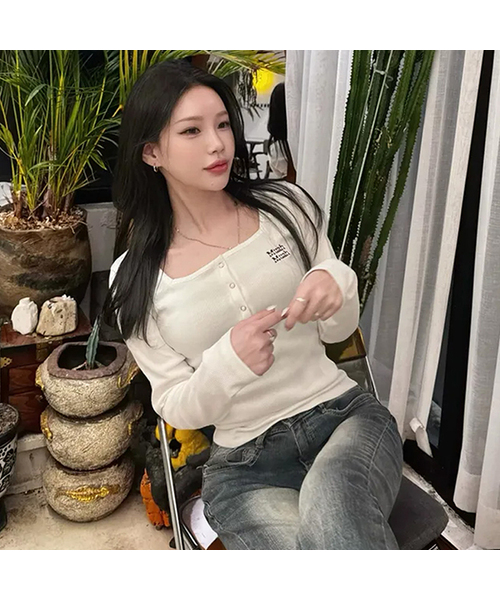 muahmuah（ムーアムーア）の「スクエアヘンリーネックスティッチTシャツ[10色]（Tシャツ/カットソー・レディース・ブラック/アイボリー/オートミール/ネイビー/レッド/カーキ/チャコール/ライトカーキ/ブラウン/グレー・FREE）」の2枚目の写真