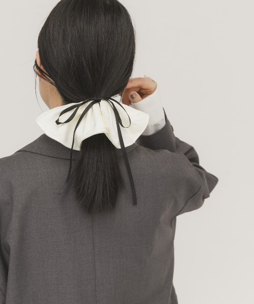 KBF（ケイビーエフ）の「リボン付きシュシュ（ヘアゴム・レディース・ブラック/アイボリー・ONE）」の3枚目の写真