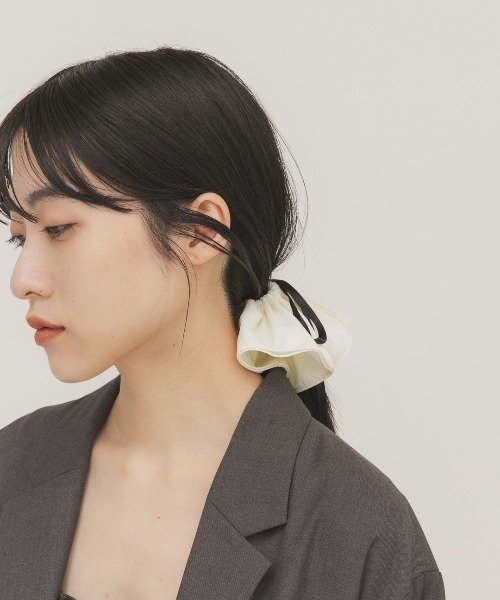 KBF（ケイビーエフ）の「リボン付きシュシュ（ヘアゴム・レディース・ブラック/アイボリー・ONE）」の5枚目の写真
