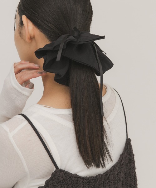 KBF（ケイビーエフ）の「リボン付きシュシュ（ヘアゴム・レディース・ブラック/アイボリー・ONE）」の7枚目の写真