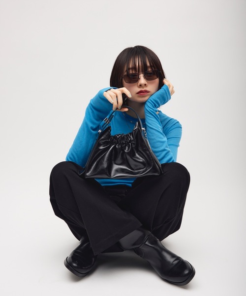 TONER（トナー）の「ミニギャザー巾着バッグ/ロゴプレート付き（ショルダーバッグ・レディース・レッド/ブラウン/ブラック・FREE）」の4枚目の写真