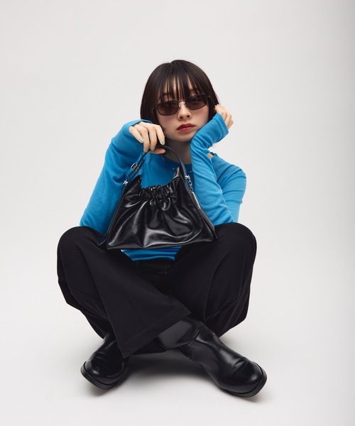 TONER（トナー）の「ミニギャザー巾着バッグ/ロゴプレート付き（ショルダーバッグ・レディース・レッド/ブラウン/ブラック・FREE）」の5枚目の写真