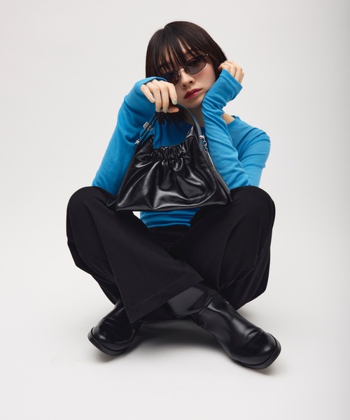 TONER（トナー）の「ミニギャザー巾着バッグ/ロゴプレート付き（ショルダーバッグ・レディース・レッド/ブラウン/ブラック・FREE）」の6枚目の写真