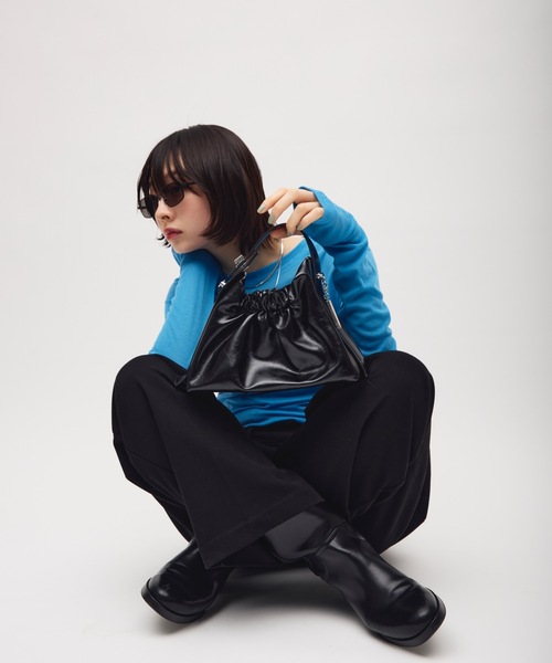 TONER（トナー）の「ミニギャザー巾着バッグ/ロゴプレート付き（ショルダーバッグ・レディース・レッド/ブラウン/ブラック・FREE）」の8枚目の写真