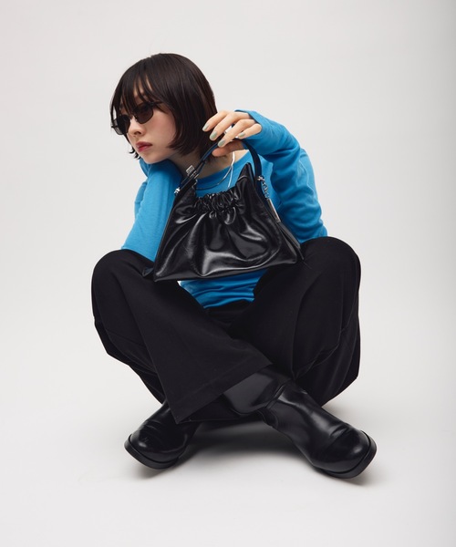 TONER（トナー）の「ミニギャザー巾着バッグ/ロゴプレート付き（ショルダーバッグ・レディース・レッド/ブラウン/ブラック・FREE）」の9枚目の写真
