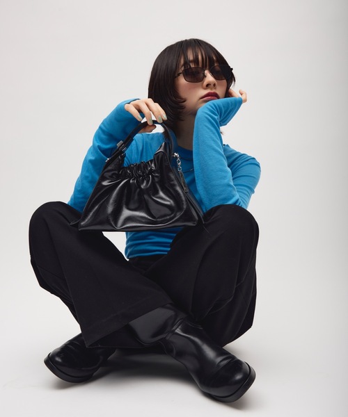 TONER（トナー）の「ミニギャザー巾着バッグ/ロゴプレート付き（ショルダーバッグ・レディース・レッド/ブラウン/ブラック・FREE）」の11枚目の写真