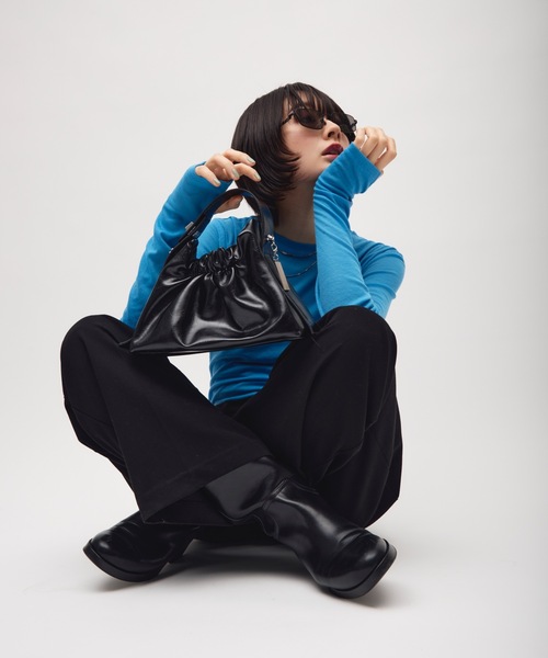 TONER（トナー）の「ミニギャザー巾着バッグ/ロゴプレート付き（ショルダーバッグ・レディース・レッド/ブラウン/ブラック・FREE）」の13枚目の写真