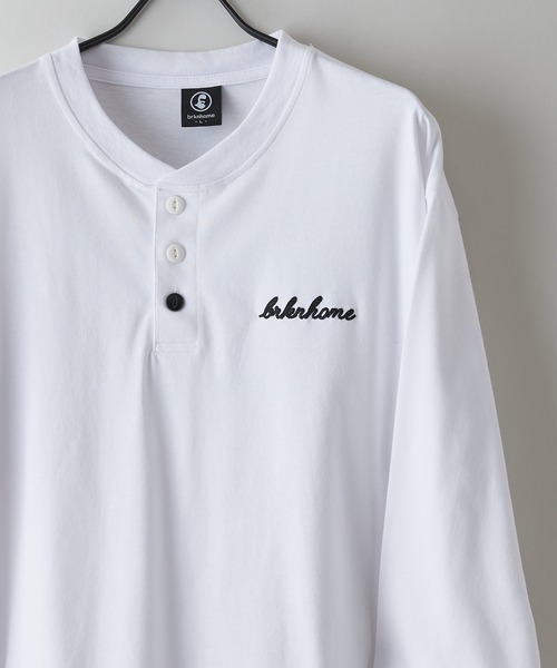 brknhome（ブロークンホーム）の「【BRKNHOME/ブロークンホーム】×【ZERO STAIN/ゼロステイン】コラボ ７分袖 ヘンリーネック Ｔシャツ 汗ジミ防止 UVカット 防汚効果 チェーン刺繍 ブランドロゴ オーバーサイズ ユニセックス（Tシャツ/カットソー・メンズ・オフホワイト/スミクロ/ホワイト・MEDIUM/LARGE）」の2枚目の写真