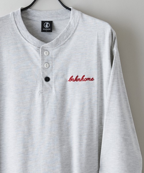 brknhome（ブロークンホーム）の「【BRKNHOME/ブロークンホーム】×【ZERO STAIN/ゼロステイン】コラボ ７分袖 ヘンリーネック Ｔシャツ 汗ジミ防止 UVカット 防汚効果 チェーン刺繍 ブランドロゴ オーバーサイズ ユニセックス（Tシャツ/カットソー・メンズ・オフホワイト/スミクロ/ホワイト・MEDIUM/LARGE）」の3枚目の写真