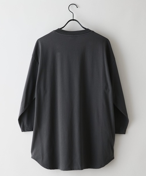 brknhome（ブロークンホーム）の「【BRKNHOME/ブロークンホーム】×【ZERO STAIN/ゼロステイン】コラボ ７分袖 ヘンリーネック Ｔシャツ 汗ジミ防止 UVカット 防汚効果 チェーン刺繍 ブランドロゴ オーバーサイズ ユニセックス（Tシャツ/カットソー・メンズ・オフホワイト/スミクロ/ホワイト・MEDIUM/LARGE）」の10枚目の写真