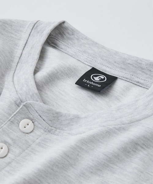 brknhome（ブロークンホーム）の「【BRKNHOME/ブロークンホーム】×【ZERO STAIN/ゼロステイン】コラボ ７分袖 ヘンリーネック Ｔシャツ 汗ジミ防止 UVカット 防汚効果 チェーン刺繍 ブランドロゴ オーバーサイズ ユニセックス（Tシャツ/カットソー・メンズ・オフホワイト/スミクロ/ホワイト・MEDIUM/LARGE）」の14枚目の写真
