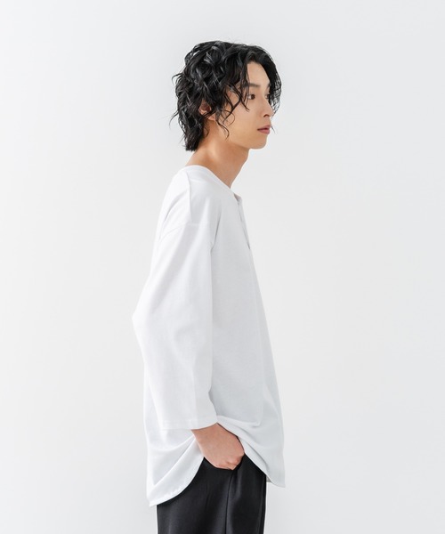brknhome（ブロークンホーム）の「【BRKNHOME/ブロークンホーム】×【ZERO STAIN/ゼロステイン】コラボ ７分袖 ヘンリーネック Ｔシャツ 汗ジミ防止 UVカット 防汚効果 チェーン刺繍 ブランドロゴ オーバーサイズ ユニセックス（Tシャツ/カットソー・メンズ・オフホワイト/スミクロ/ホワイト・MEDIUM/LARGE）」の20枚目の写真