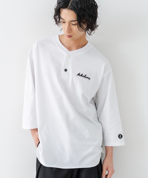 brknhome（ブロークンホーム）の「【BRKNHOME/ブロークンホーム】×【ZERO STAIN/ゼロステイン】コラボ ７分袖 ヘンリーネック Ｔシャツ 汗ジミ防止 UVカット 防汚効果 チェーン刺繍 ブランドロゴ オーバーサイズ ユニセックス（Tシャツ/カットソー・メンズ・オフホワイト/スミクロ/ホワイト・MEDIUM/LARGE）」の22枚目の写真