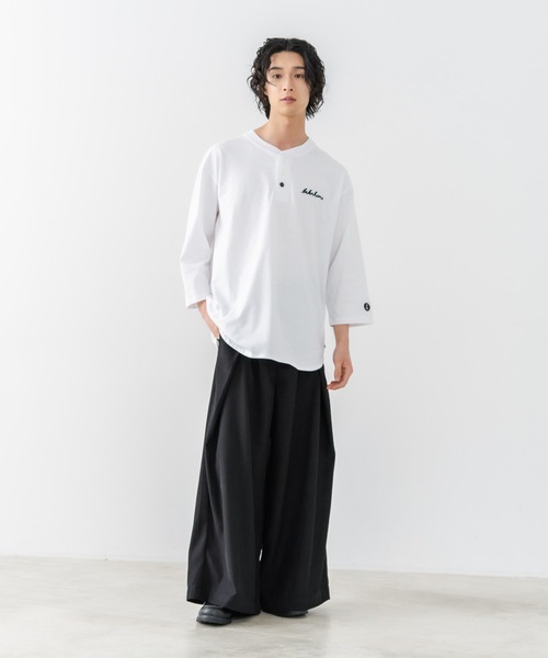 brknhome（ブロークンホーム）の「【BRKNHOME/ブロークンホーム】×【ZERO STAIN/ゼロステイン】コラボ ７分袖 ヘンリーネック Ｔシャツ 汗ジミ防止 UVカット 防汚効果 チェーン刺繍 ブランドロゴ オーバーサイズ ユニセックス（Tシャツ/カットソー・メンズ・オフホワイト/スミクロ/ホワイト・MEDIUM/LARGE）」の19枚目の写真