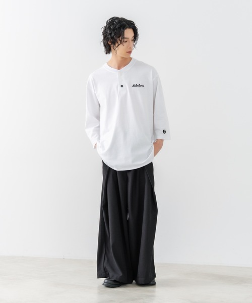 brknhome（ブロークンホーム）の「【BRKNHOME/ブロークンホーム】×【ZERO STAIN/ゼロステイン】コラボ ７分袖 ヘンリーネック Ｔシャツ 汗ジミ防止 UVカット 防汚効果 チェーン刺繍 ブランドロゴ オーバーサイズ ユニセックス（Tシャツ/カットソー・メンズ・オフホワイト/スミクロ/ホワイト・MEDIUM/LARGE）」の18枚目の写真