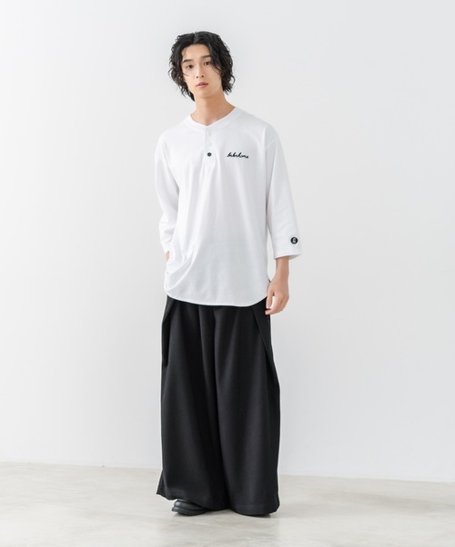brknhome（ブロークンホーム）の「【BRKNHOME/ブロークンホーム】×【ZERO STAIN/ゼロステイン】コラボ ７分袖 ヘンリーネック Ｔシャツ 汗ジミ防止 UVカット 防汚効果 チェーン刺繍 ブランドロゴ オーバーサイズ ユニセックス（Tシャツ/カットソー・メンズ・オフホワイト/スミクロ/ホワイト・MEDIUM/LARGE）」の16枚目の写真