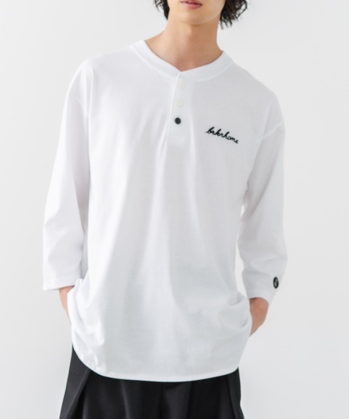 brknhome（ブロークンホーム）の「【BRKNHOME/ブロークンホーム】×【ZERO STAIN/ゼロステイン】コラボ ７分袖 ヘンリーネック Ｔシャツ 汗ジミ防止 UVカット 防汚効果 チェーン刺繍 ブランドロゴ オーバーサイズ ユニセックス（Tシャツ/カットソー・メンズ・オフホワイト/スミクロ/ホワイト・MEDIUM/LARGE）」の21枚目の写真