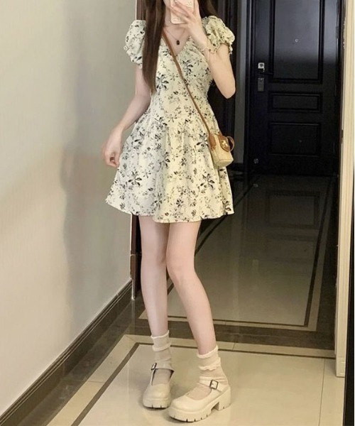 &soiree(アンドソワレ)の「Vネックフリル袖花柄半袖ミニワンピース(ワンピース・レディース・ブラック/ホワイト・SMALL/MEDIUM/LARGE/X-LARGE)」の2枚目の写真