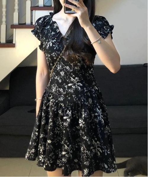 &soiree(アンドソワレ)の「Vネックフリル袖花柄半袖ミニワンピース(ワンピース・レディース・ブラック/ホワイト・SMALL/MEDIUM/LARGE/X-LARGE)」の1枚目の写真