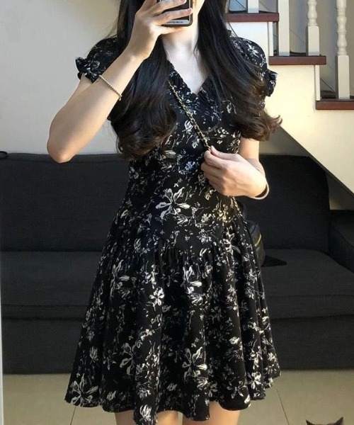 &soiree(アンドソワレ)の「Vネックフリル袖花柄半袖ミニワンピース(ワンピース・レディース・ブラック/ホワイト・SMALL/MEDIUM/LARGE/X-LARGE)」の3枚目の写真